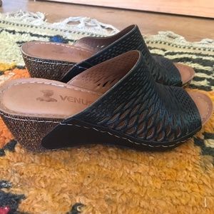 Black leather VENUS wedge